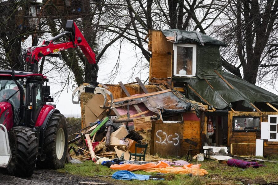 Nun reißen Bauarbeiter in Lützerath die Hütten der Besetzer ab.