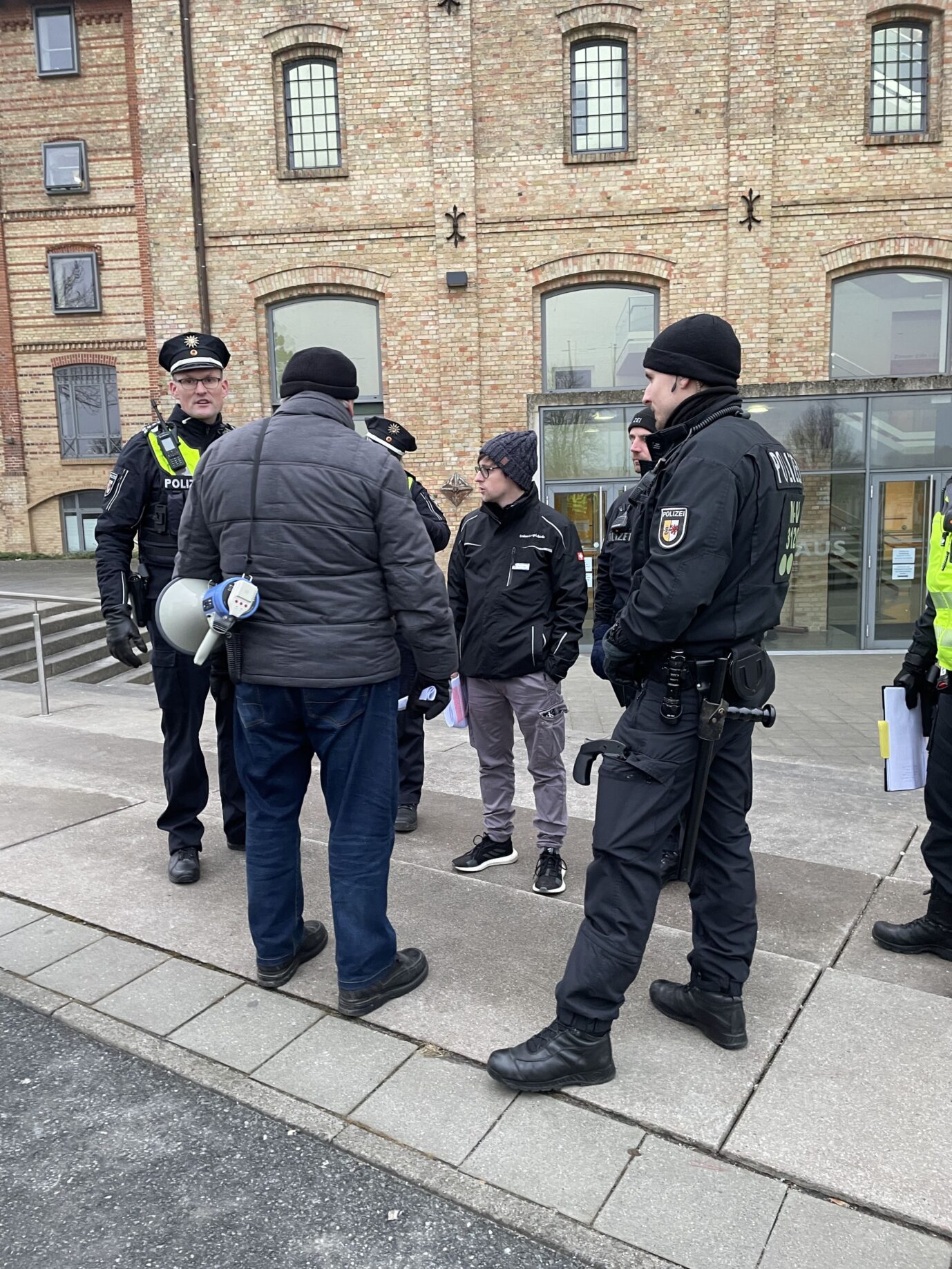 Versammlungsleiter im Gespräch mit der Polizei Foto: JF