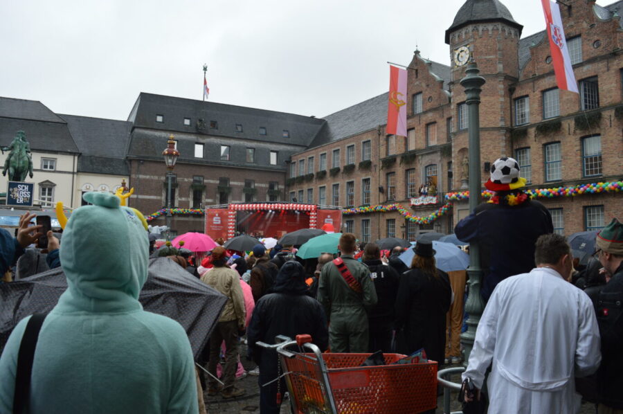 Der verregnete Platz vor dem Düsseldorfer Rathaus um 11 Uhr 11: Auf dem kleinen Balkon steht der CDU-Oberbürgermeister Stephan Keller Foto: JF