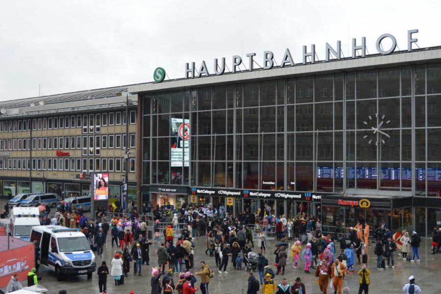 Im Getummel am Kölner Hauptbahnhof geht der einsame Polizeiwagen unter: Die Polizei hielt sich anderswo in Rufbereitschaft Foto: JF