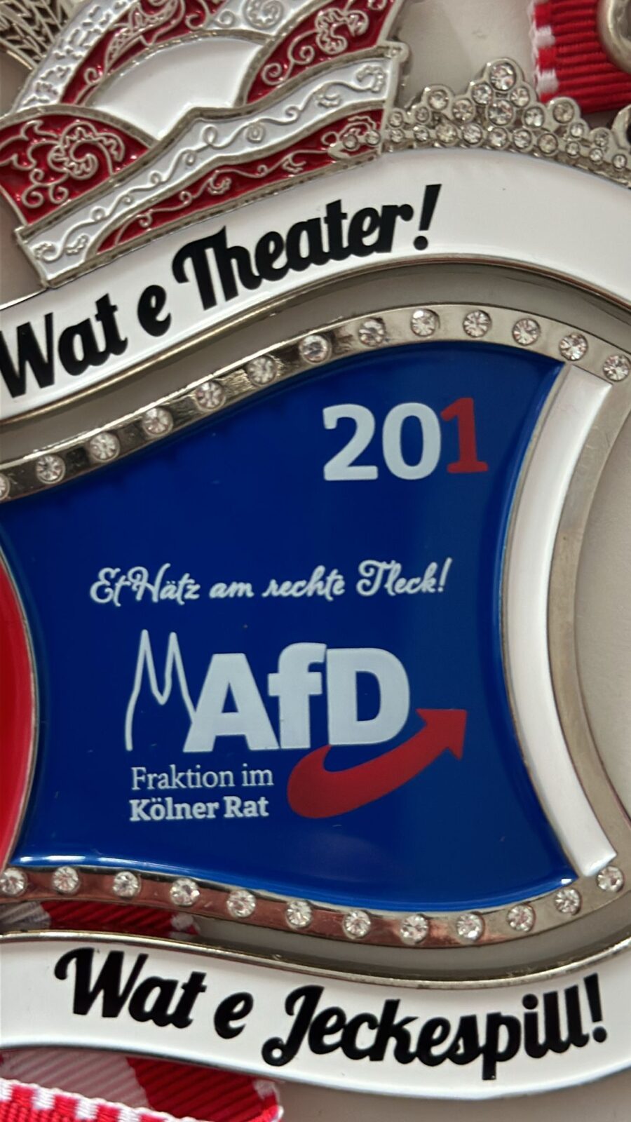 Der fehlerhaft bedruckte Orden, ein Rechtschreibfehler schlich sich in das letzte Wort ein: „Et Hätz am rechte Teck!“ Foto: AfD Köln