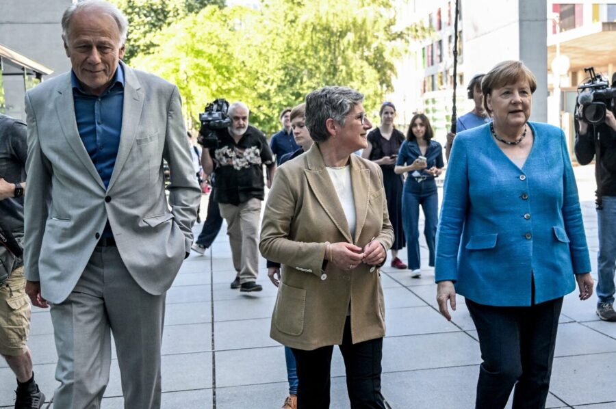 Ex-Umweltminister Jürgen Trittin (Grüne), Grünen-Fraktionschefin Britta Haßelmann und Angela Merkel (CDU) gemeinsam im Regierungsviertel (v.l.n.r.). Foto: picture alliance/dpa | Britta Pedersen