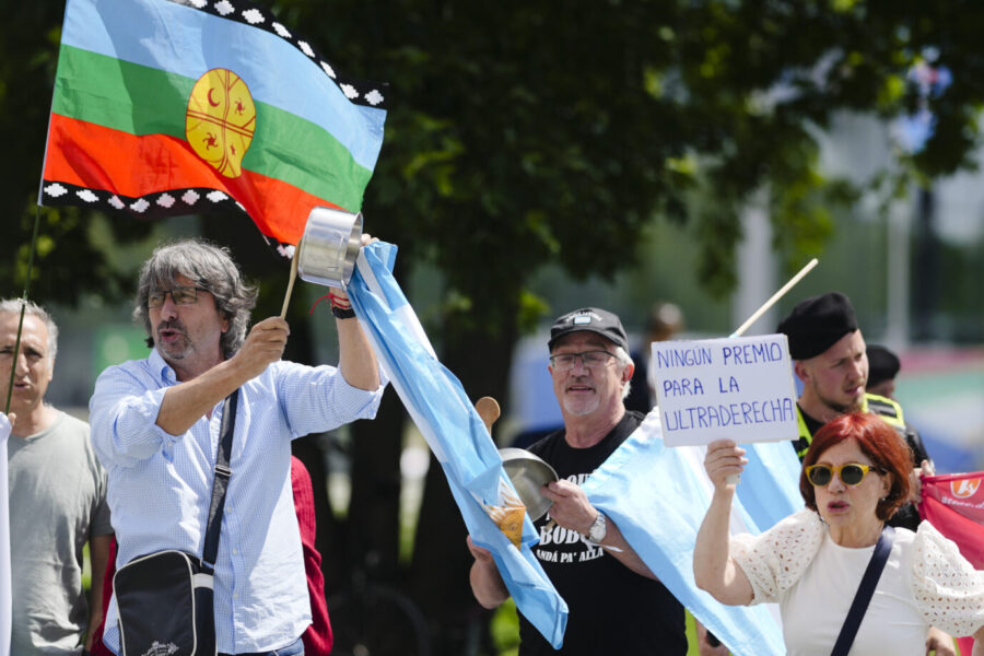 Demonstranten zeigen Transparente und Plakate, als sie gegen den Besuch des argentinischen Präsidenten Javier Milei zu einem Treffen mit Bundeskanzler Olaf Scholz in Berlin, Deutschland, am Sonntag, 23. Juni 2024, protestieren. Auf dem Banner steht: Milei für die Hand, nein zum Grundgesetz. Auf dem Plakat steht: Kein Freibrief für Rechtsextremisten