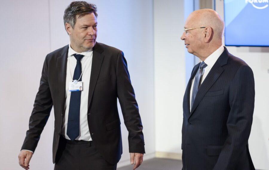 Wirtschaftsminister Robert Habeck (Grüne) im Januar mit Klaus Schwab. 