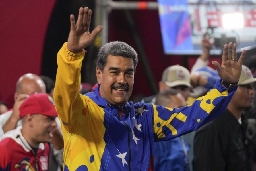 Präsident Nicolas Maduro spricht zu Anhängern, die sich vor dem Präsidentenpalast Miraflores versammelt haben, nachdem die Wahlbehörden ihn zum Sieger der Präsidentschaftswahlen in Caracas, Venezuela, erklärt haben, Montag, 29. Juli 2024.Venezuelas Präsident Nicolas Maduro feiert den Wahlsieg mit seinen Anhängern: Die Ergebnisse werden angefochten Foto: picture alliance / ASSOCIATED PRESS | Fernando Vergara