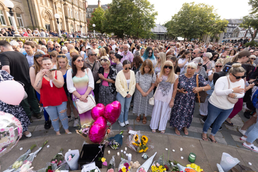 Tausende Menschen trauern in Southport um die ermorderten Mädchen. 