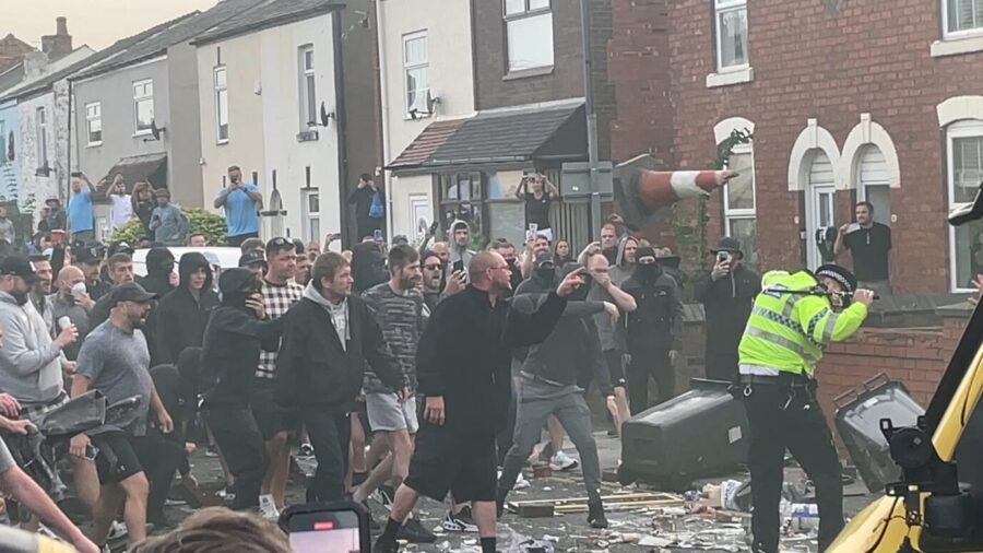 Gewalttäter greifen in Southport einen Polizisten an. 