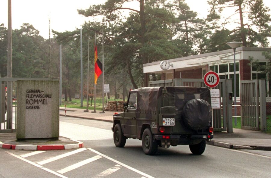 Blick auf die Generalfeldmarschall-Rommel-Kaserne in Augustdorf (Kreis Lippe) am 18.3.1997. Die Kaserne liegt etwa 15 Kilometer von der Detmolder Innenstadt entfernt, wo zehn angetrunkene Augustdorfer Bundeswehrsoldaten am 17.3.1997 drei Ausländer - zwei 16 und 17 Jahre alte Türken und einen 16jährigen Italiener - zusammengeschlagen haben. Die Armee diskutiert über ihre historische Identität.[dpabilderarchiv]