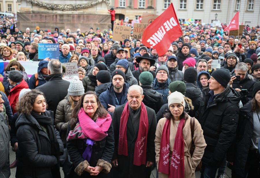 Bundeskanzler Olaf Scholz (SPD) und Außenministerin Annalena Baerbock demonstrieren nach dem „Correctiv“-Bericht im Januar gegen die AfD. 