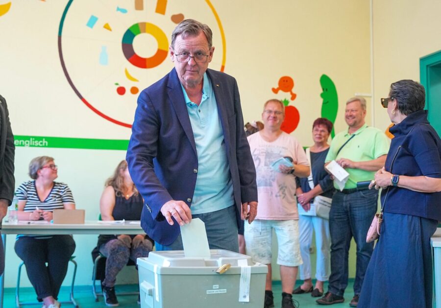 Bodo Ramelow, (Die Linke), Ministerpräsident von Thüringen, steht bei der Simmabgabe für die Landtagswahl in Thüringen im Wahllokal und wirft seinen Stimmzettel in die Wahlurne.Thüringens Ministerpräsident Bodo Ramelow (Linkspartei) bei der Stimmabgabe Foto: picture alliance/dpa | Michael Kappeler