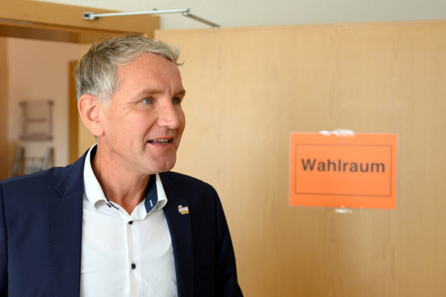 Björn Höcke, Spitzenkandidat der AfD zur Landtagswahl 2024 in Thüringen, kommt zur Stimmabgabe für die Landtagswahl in das Wahllokal. In Thüringen findet am Sonntag die Landtagswahl statt.Thüringens AfD-Spitzenkandidat Björn Höcke im Wahllokal: In Umfragen ist seine Partei stärkste Kraft Foto: picture alliance/dpa | Swen Pförtner