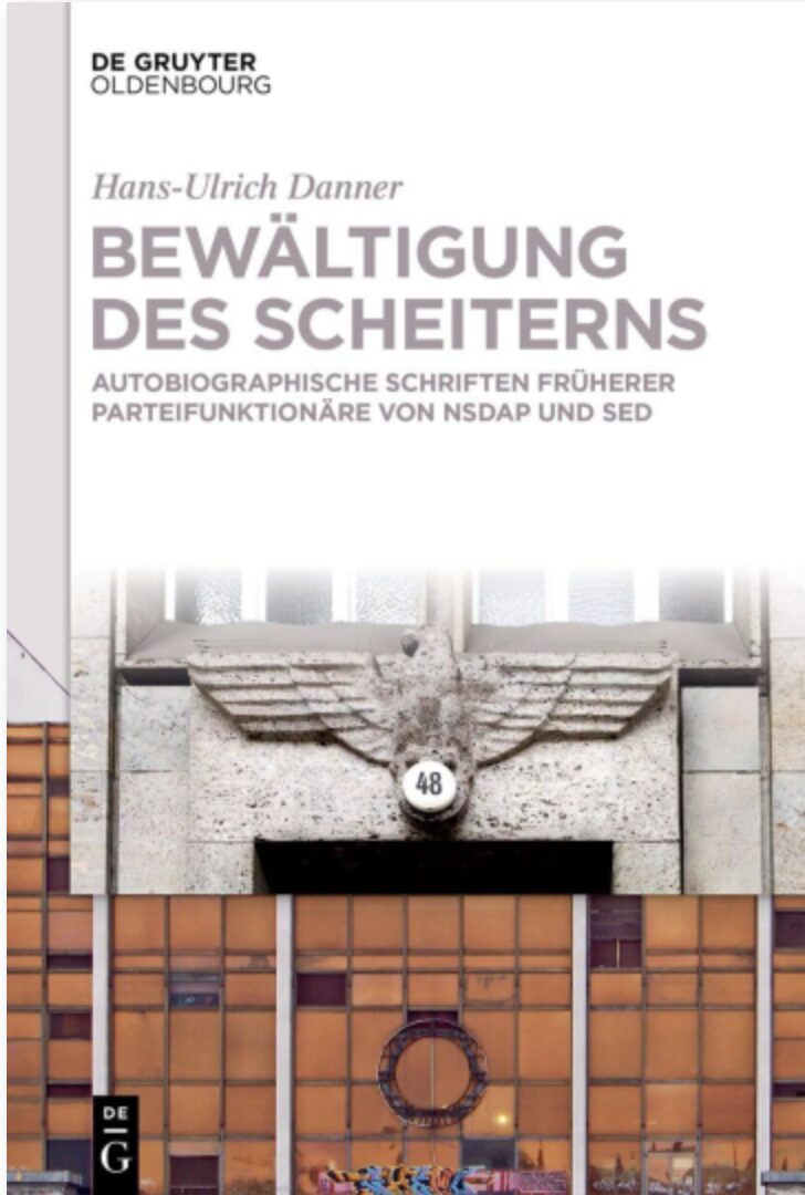 Das Buchcover des Buches Bewältigung des Scheiterns von Hans-Ulrich Danner zeigt einen Hauseingang, auf dem ein offensichtlich aus der zeit des Nationalsozialismus stammender Adler thront. Statt des Hakenkreuzes hält er allerdings die Hausnummer in seinen Krallen