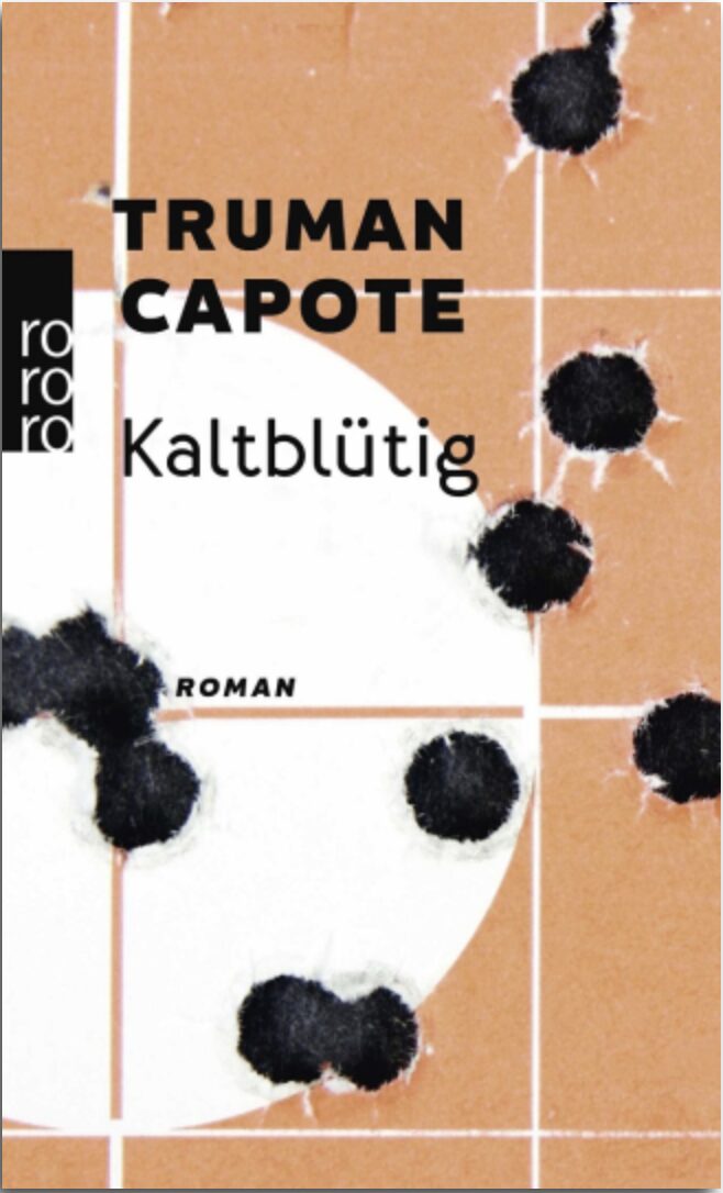 Das Buchcover von Truman Capotes Kaltblütig im Rowohlt-Verlag zeigt Einschußlöcher in einer Wand, die an Badezimmerfliesen erinnert