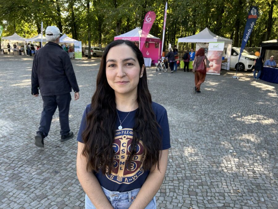 Ingrid Faña López, eine junge Dominikanerin lächelt freundlich in die Kamera