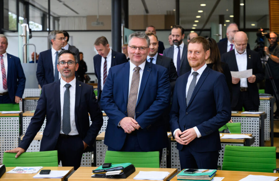 Haben kein Problem mit dem Stimmverhalten des BSW: Sachsens CDU-Spitze rund um Ministerpräsident Michael Kretschmer (rechts), Fraktionschef Christian Hartmann und sein Vize Sören Voigt (links). Foto: picture alliance/dpa | Robert Michael 