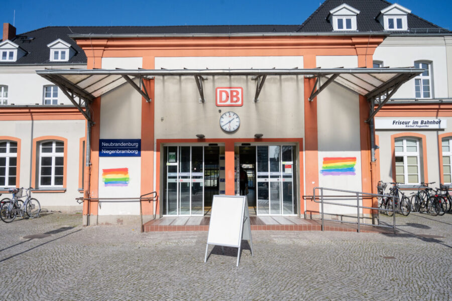 Wo alles anfing, am Bahnhof der Stadt, prangen jetzt zwei Regenbogengraffitis Foto: picture alliance/dpa | Stefan Sauer