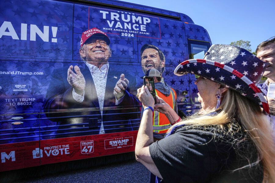 Wie Ikonen verehrt: Vance und Trump stehen für eine Neuausrichtung der republikanischen Politik. Foto: picture alliance / ASSOCIATED PRESS | Kathy Kmonicek