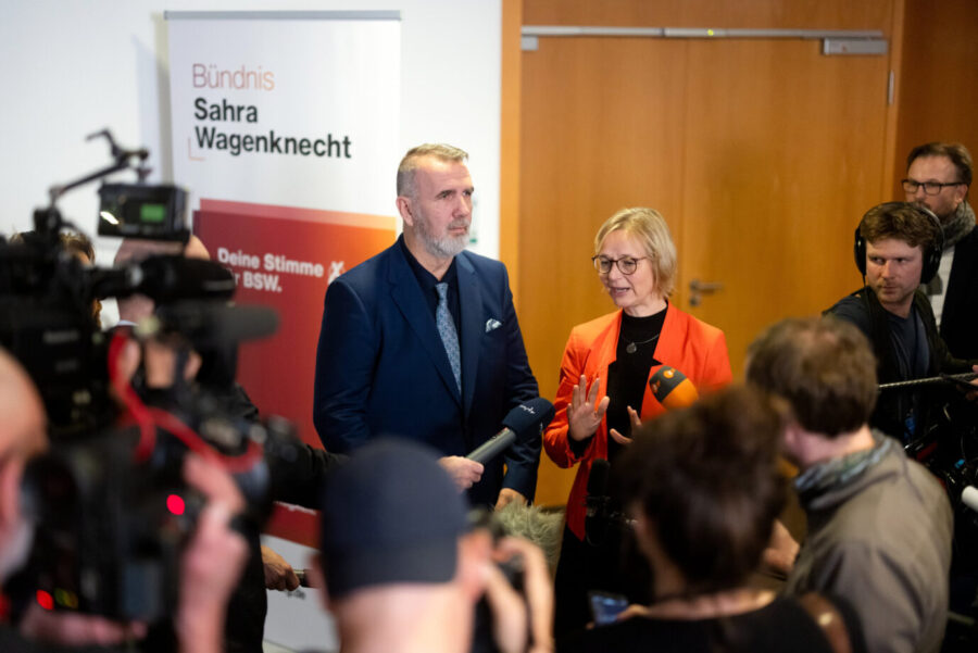 Die Doppelspitze des BSW in Thüringen, Katja Wolf und Steffen Schütz, erläutern der Presse den Sinn der „Friedenspräambel“ Foto: picture alliance/dpa | Michael Reichel