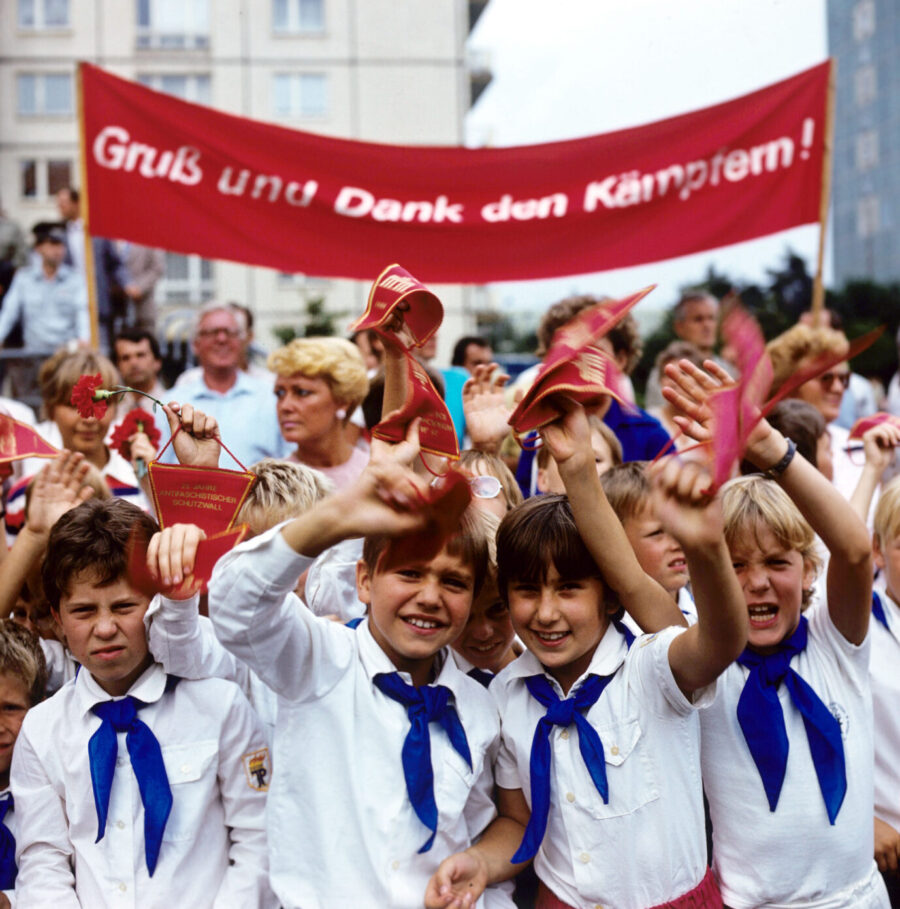 Auf die Straße für die Unfreiheit: Jungpioniere am 25en Jahrestag des Mauerbaus. Foto: picture-alliance/ ZB | Hans Wiedl