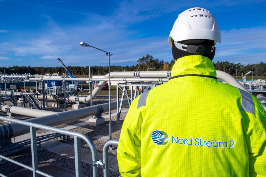 Ein Mitarbeiter von Nord Stream 2 steht auf einer Plattform in der Erdgasempfangsstation der deutsch-russischen Ostseepipeline. Noch kursieren viele Theorien, wer für die Sabotage gegen Nordstream verantwortlich sein könnte. 