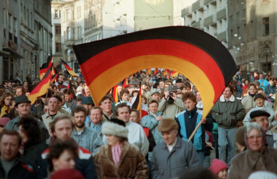 Deutschlandflaggen in Plauen 1990. Foto: picture-alliance / dpa | Kemmether