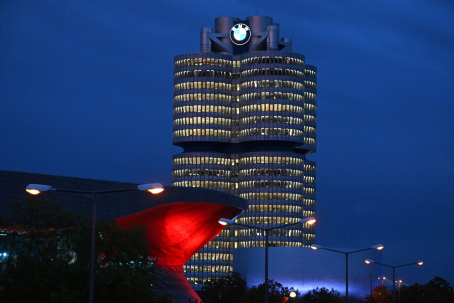 Die BMW-Zentrale in München nahe dem Olympia-Gelände. Foto: picture alliance / SvenSimon | Frank Hoermann/SVEN SIMON