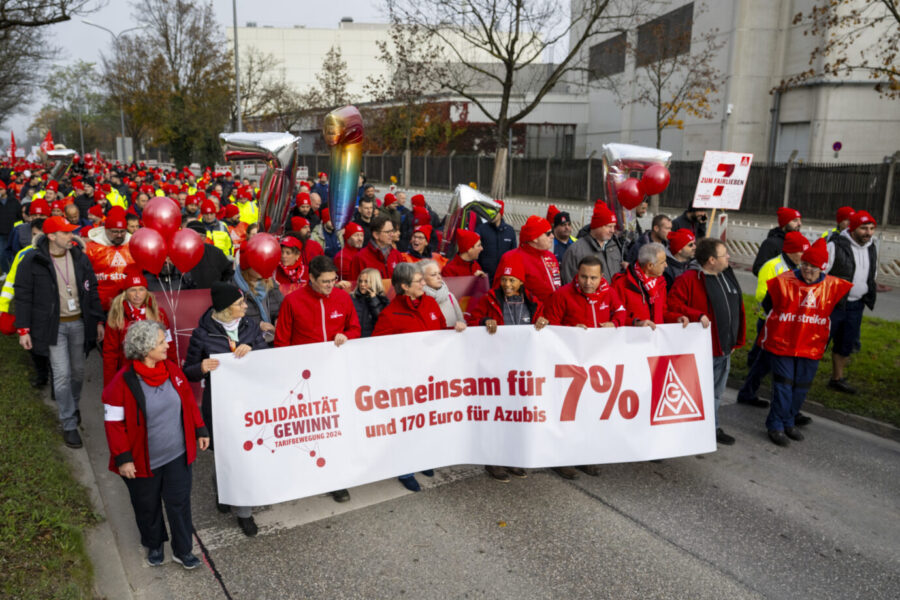 IG Metall-Demo vor der BMW-Zentrale in München. Foto: picture alliance/dpa | Lennart Preiss