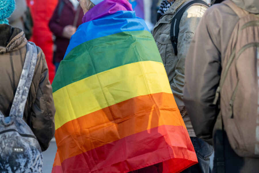 Demonstranten vor dem Sitzungssaal fordern die Rückabwicklung des Regenbogenverbots. Foto: picture alliance/dpa | Stefan Sauer