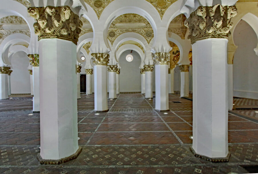 Ein weiß und golden verzierter Innenraum der ehemaligen, im 13. Jahrhundert im arabischen Mudéjar-Stil errichteten Synagoge Ibn Shushan, die später in eine Kirche - Santa Maria la Blanca - umgewandelt wurde