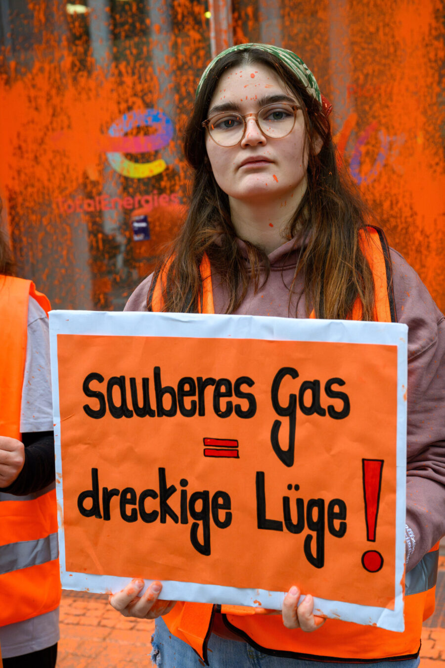 Die radikale Klimaschützerin Lilli Gomez beim Protest in Berlin anläßlich der Gas.Konferenz